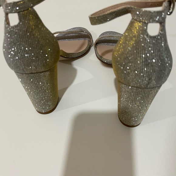 Stuart Weitzman Nearly Nude Sandals 9.5 Platinum NWOT - Picture 3 of 9